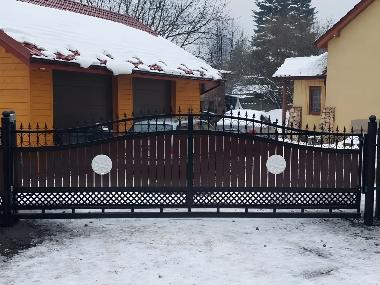 Posesja z nowoczesnym ogrodzeniem kuto-drewnianym