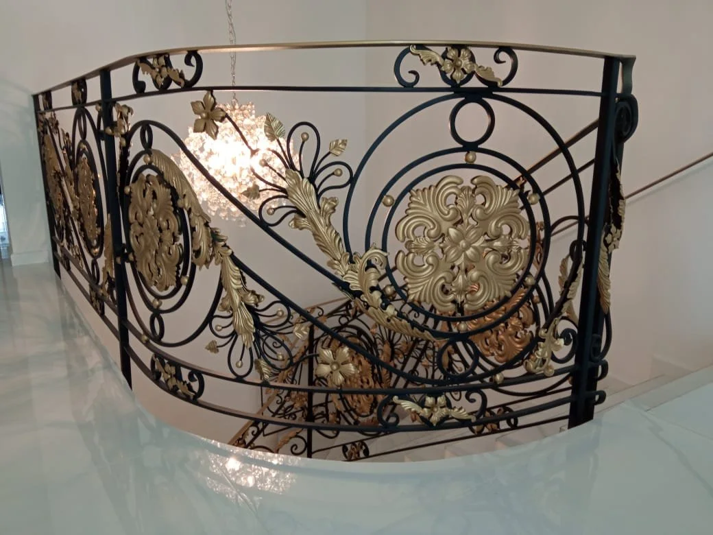 Pozłacana balustrada kuta - luksusowe wykończenie