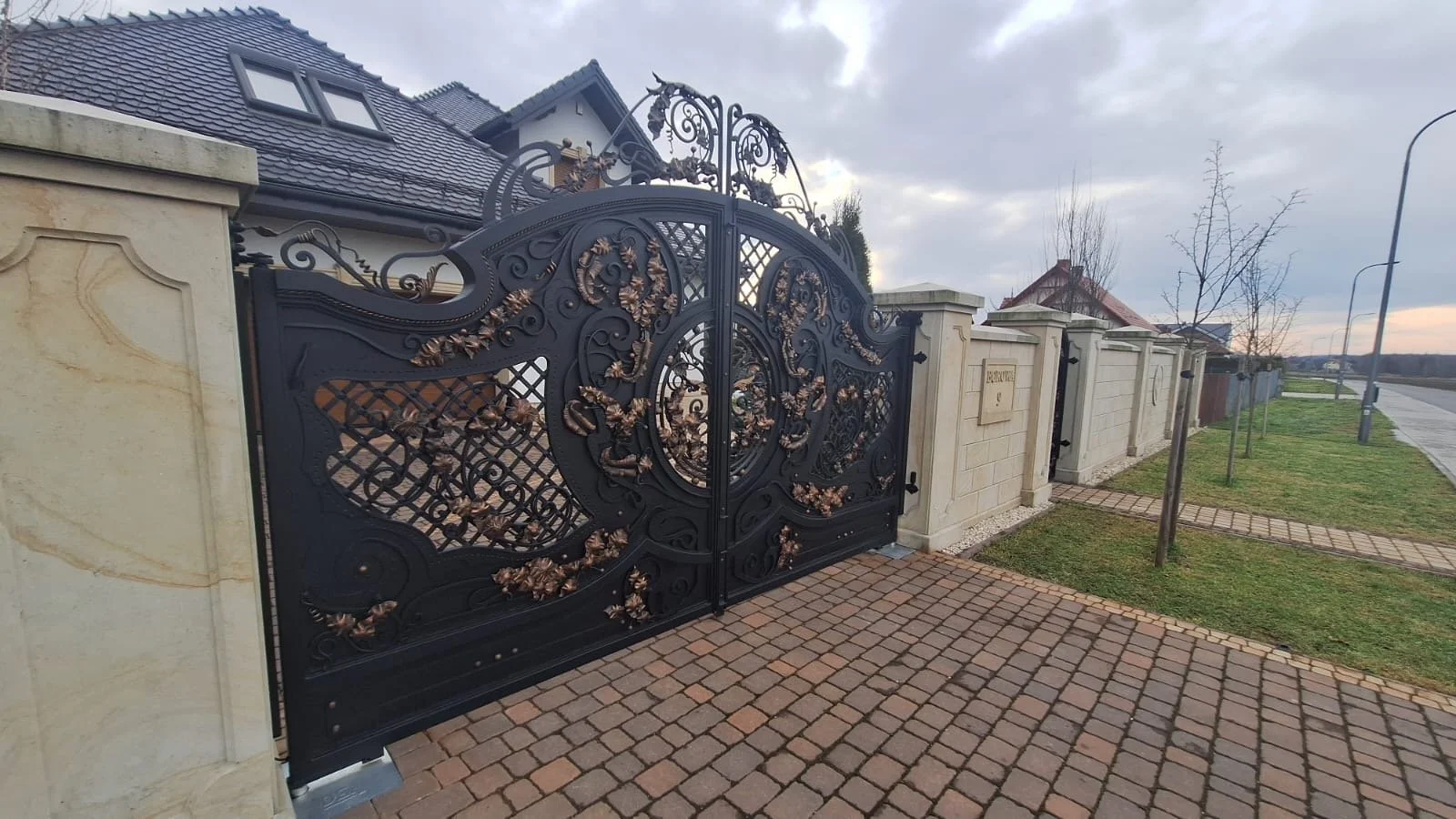Prestiżowa brama wjazdowa - Metaloplastyka i Inżynieria