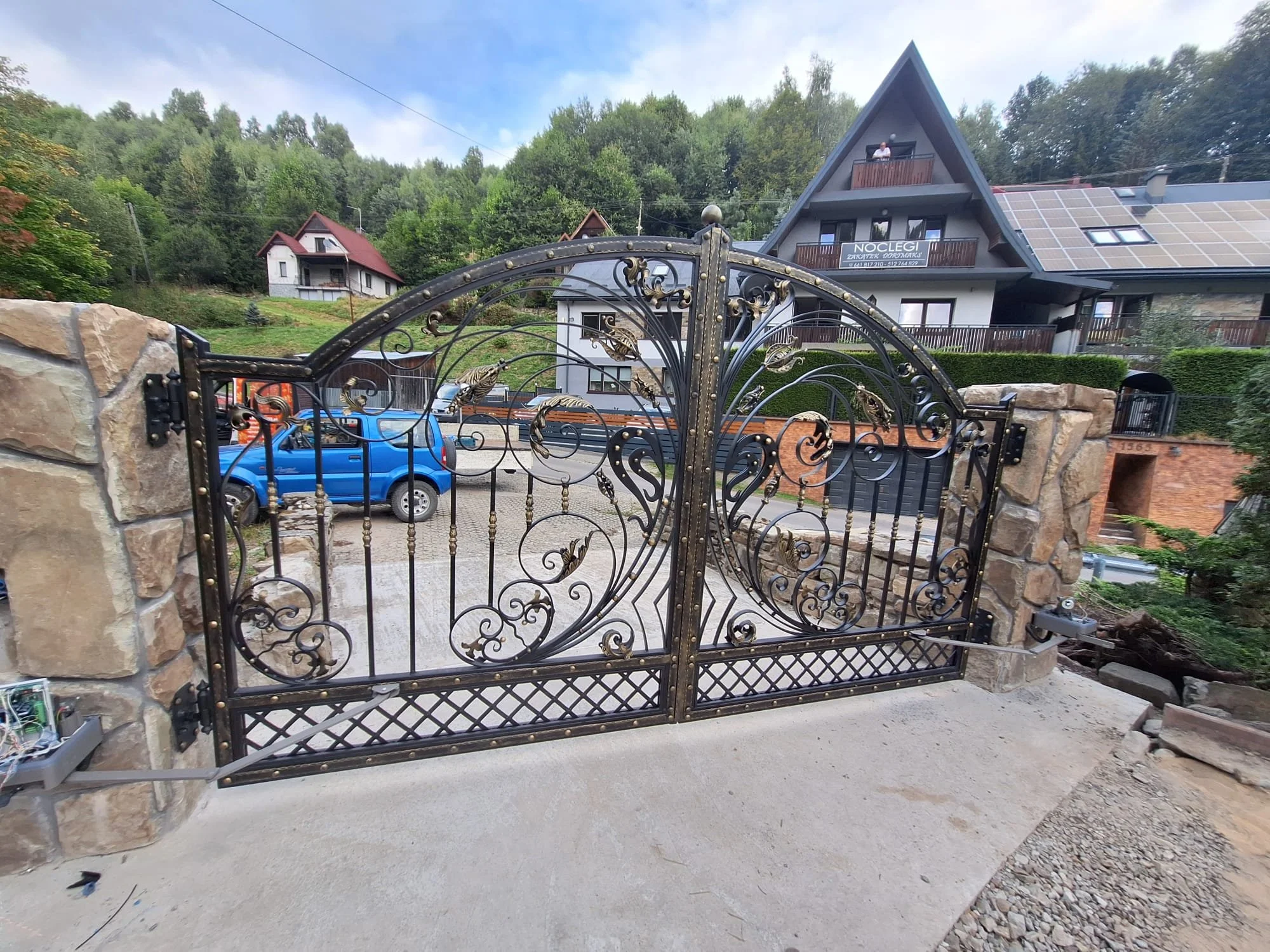 Prestiżowe Ogrodzenie Kute i Kamienny Mur