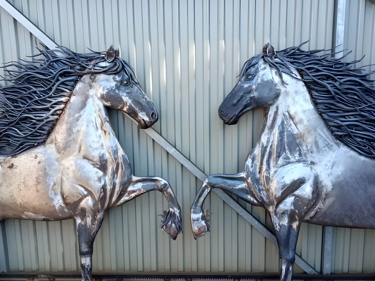 Proces tworzenia rzeźby konia - Surowa stal