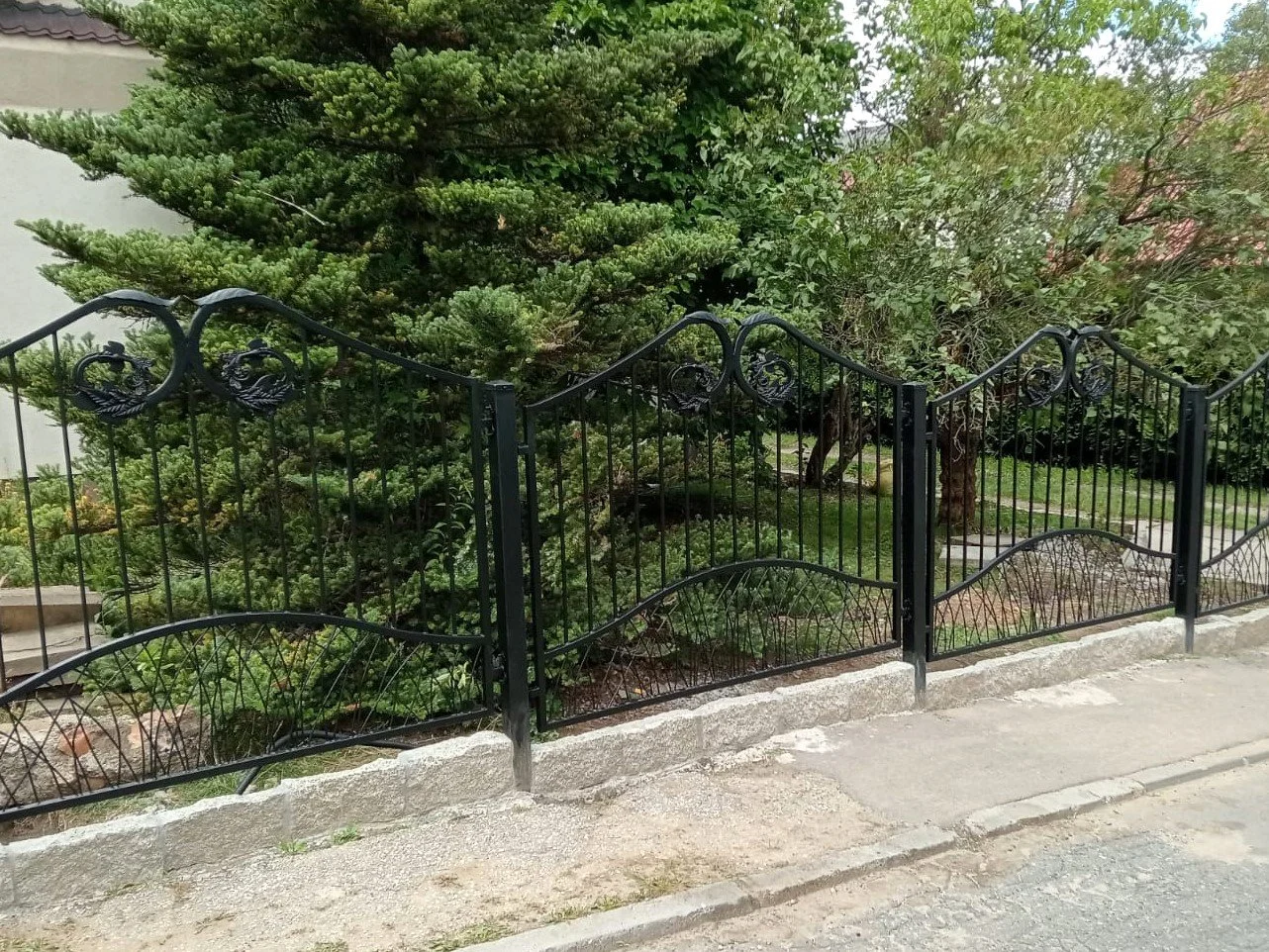 Przęsła Ogrodzeniowe Kute – Montaż na Podmurówce