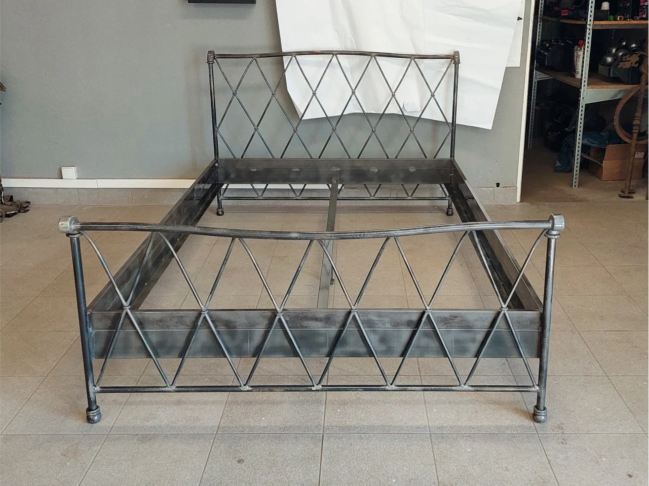 Rama łóżka z metalu - Surowa stal