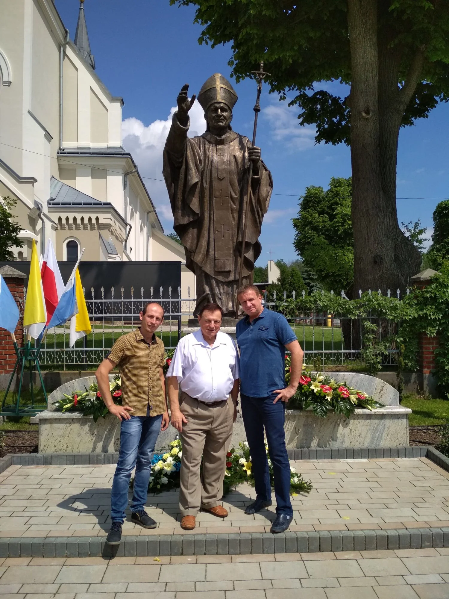 Realizacja pomnika papieskiego - ekipa montażowa