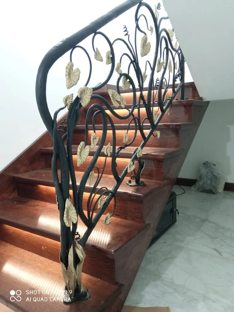 Ręcznie kuta balustrada - schody drewniane