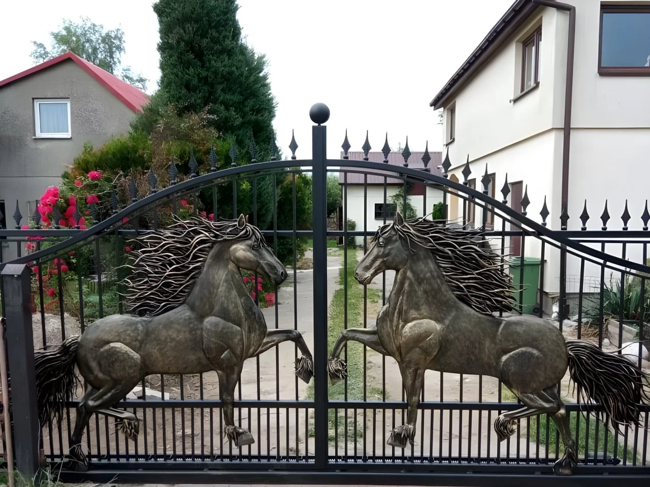 Reprezentacyjna brama 'Konie' - Widok posesja