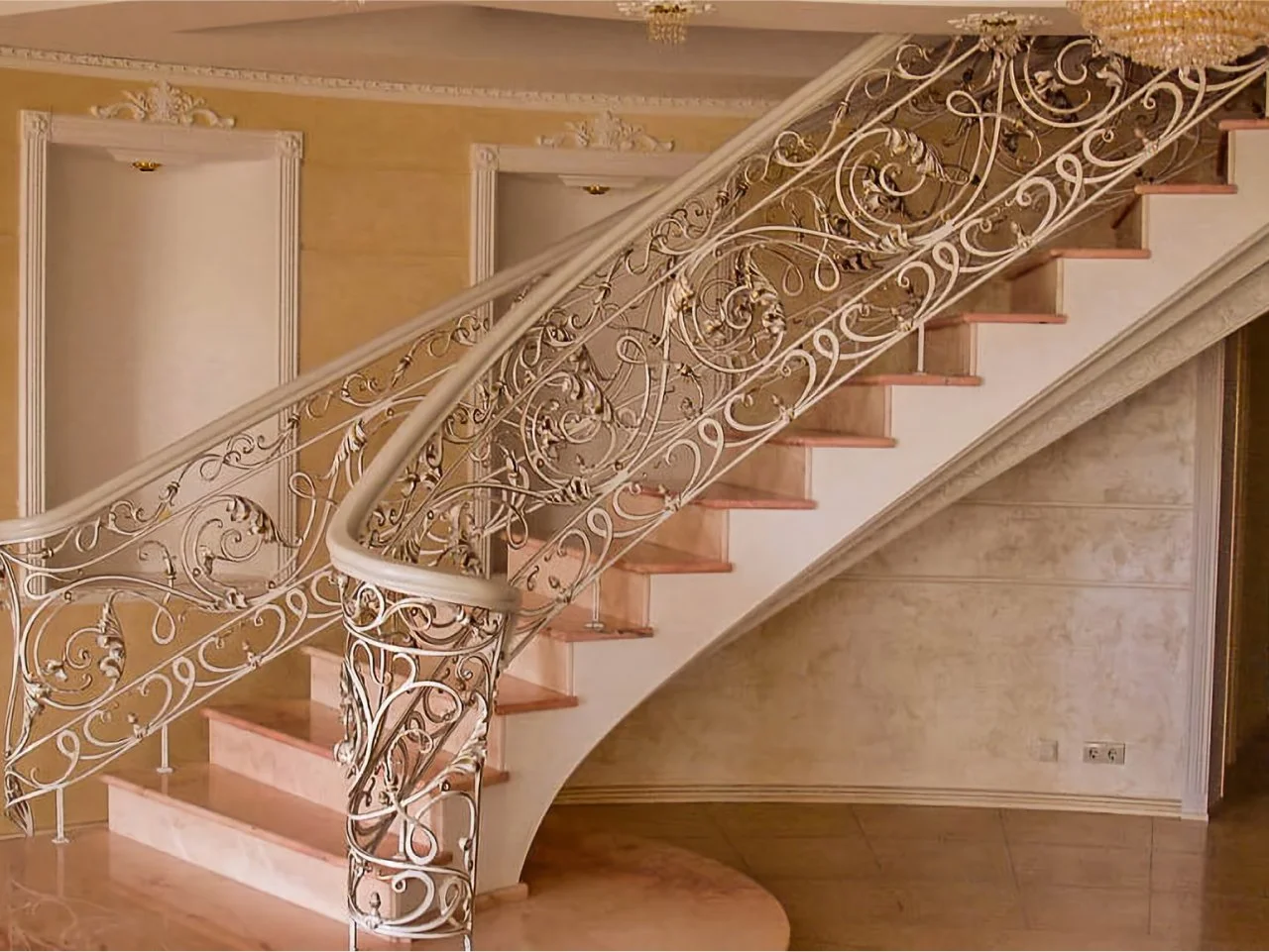 Schody w Rezydencji z Jasną Balustradą Kutą