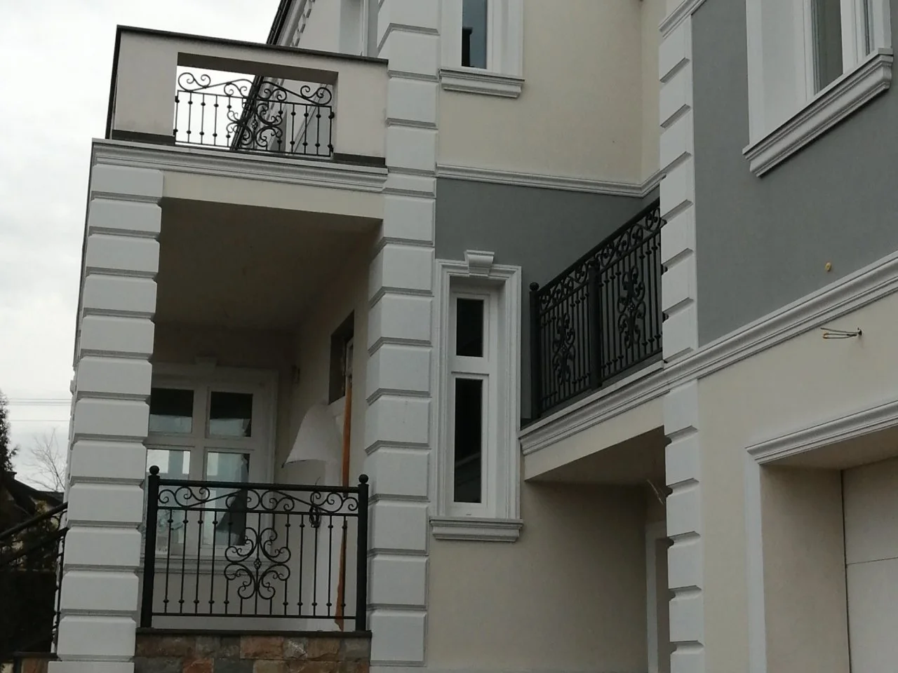 Rezydencja z balustradami kutymi - Widok