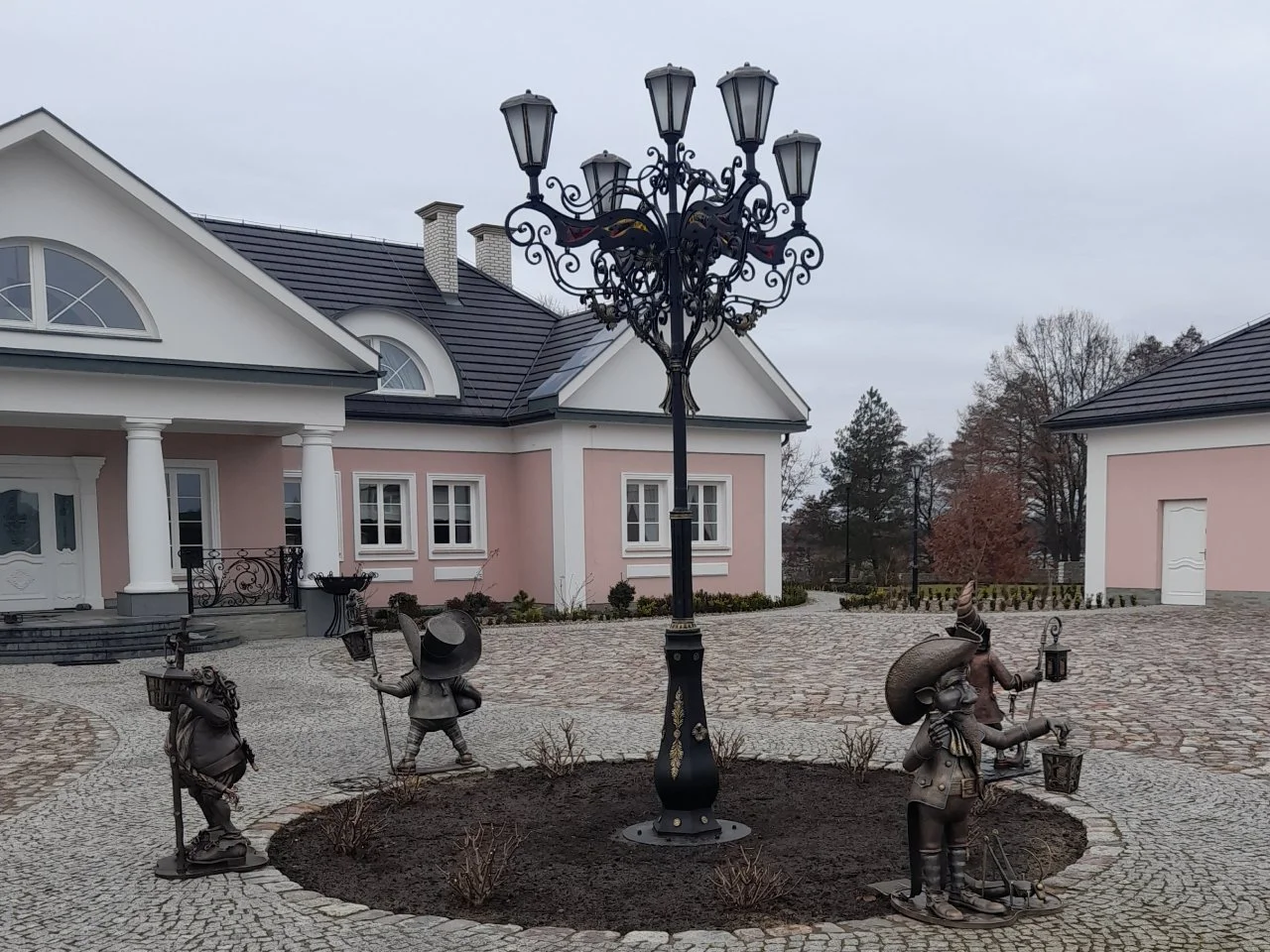 Rezydencja z Kompletem Rzeźb i Latarnią