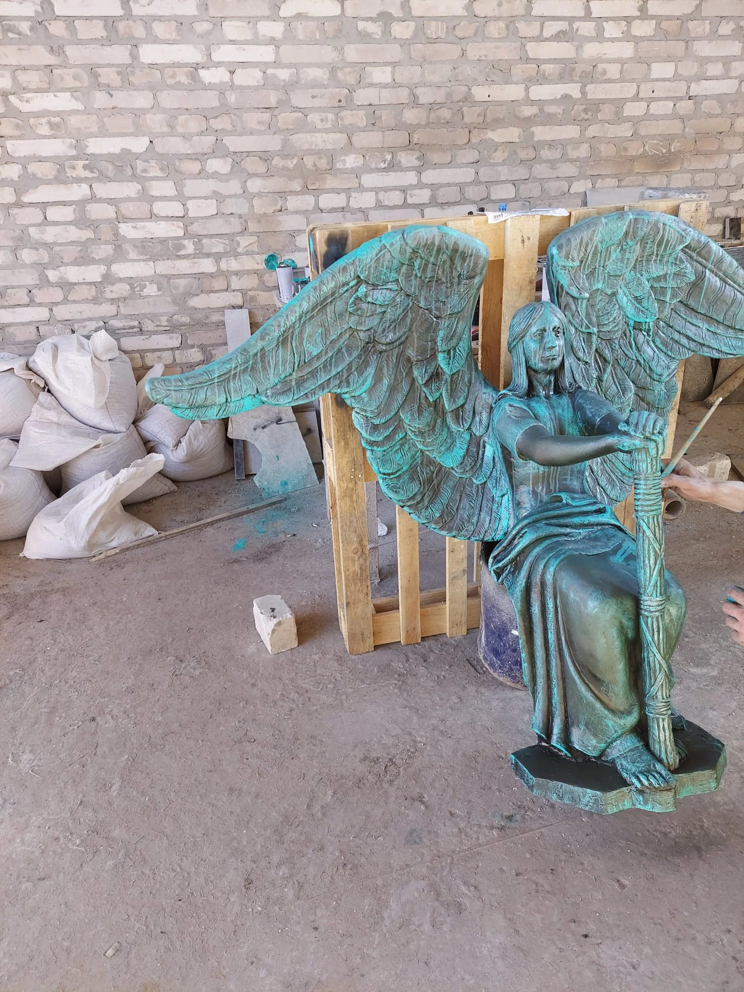 Rzeźba anioła zielona patyna - sztuka sakralna
