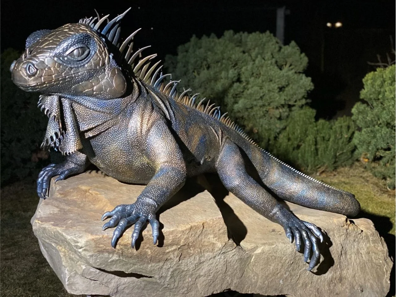 Rzeźba Iguana - Skalny biotop metaloplastyka