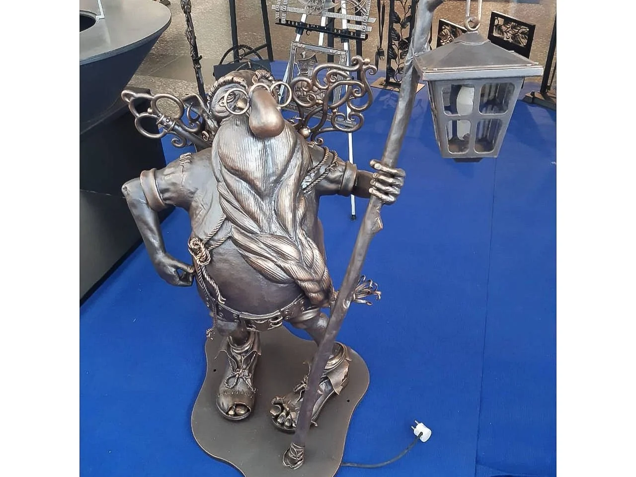 Rzeźba Krasnala - Zbliżenie na Twarz i Detale