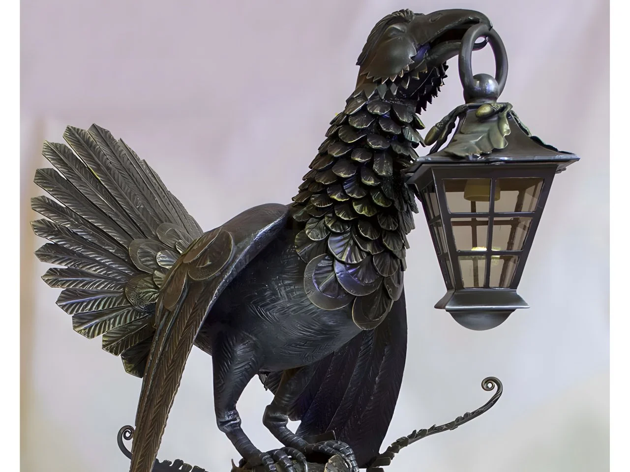 Rzeźba Kruk z latarnią - Metaloplastyka Premium