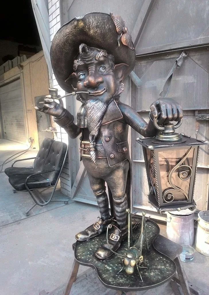 Rzeźba kuta Gnom z latarnią - Art