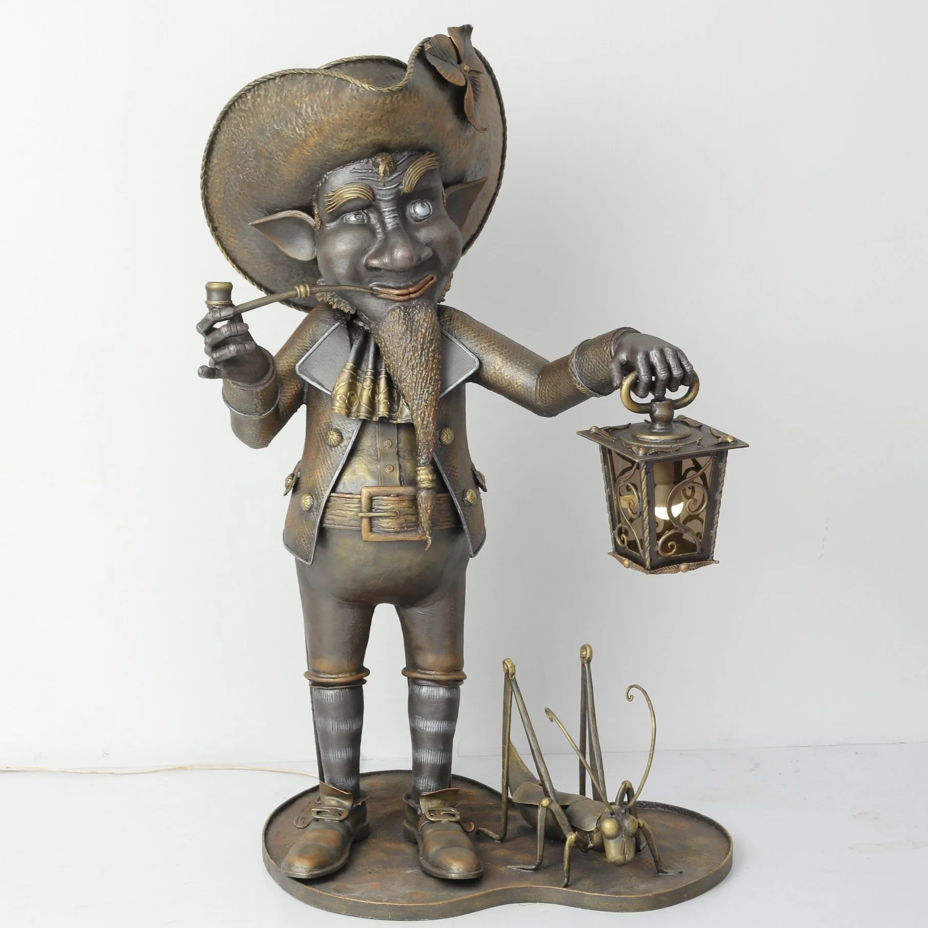 Rzeźba kuta - Skrzat z fajką i świerszczem