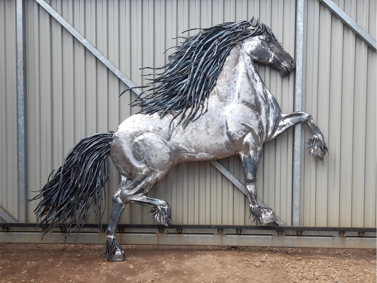 Artystyczna rzeźba konia z metalu