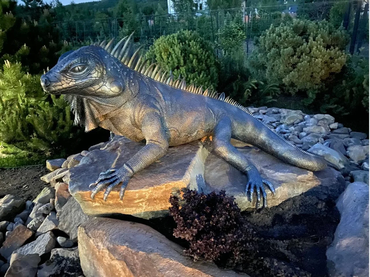 Rzeźba ogrodowa Iguana - Widok boczny