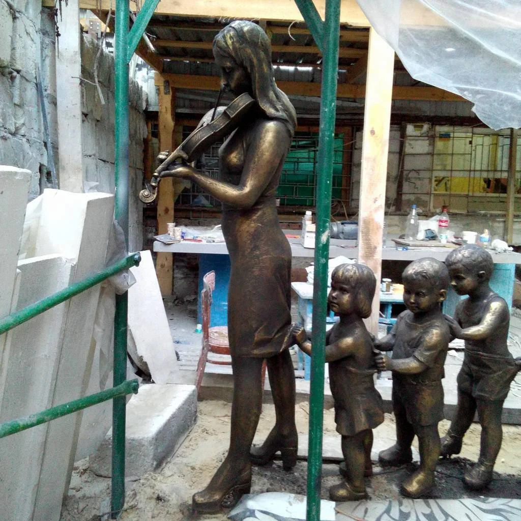 Rzeźba Skrzypaczka z Dziećmi - Odlew Artystyczny