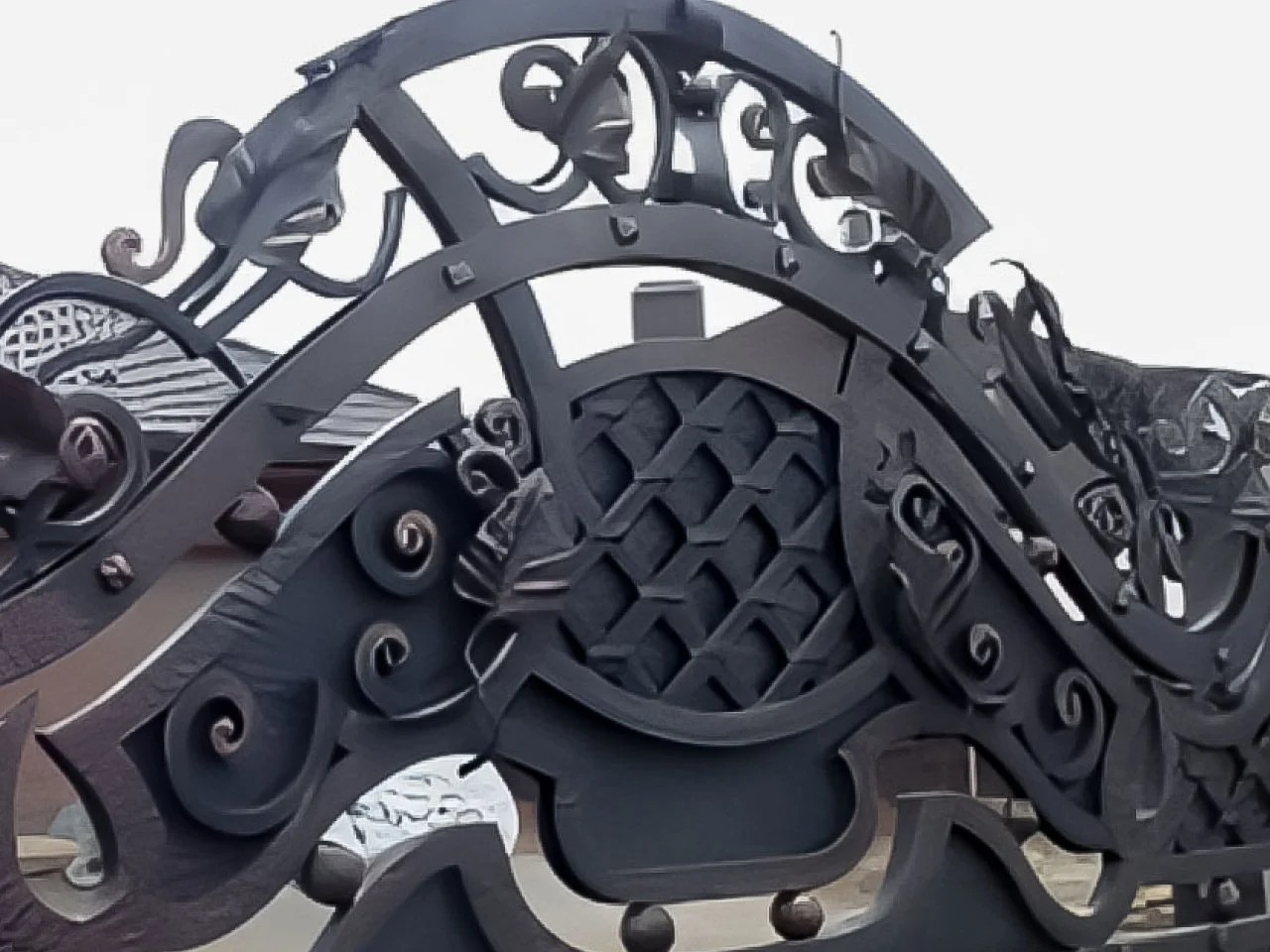 Rzeźbiarskie Liście w Ogrodzeniu Kutym