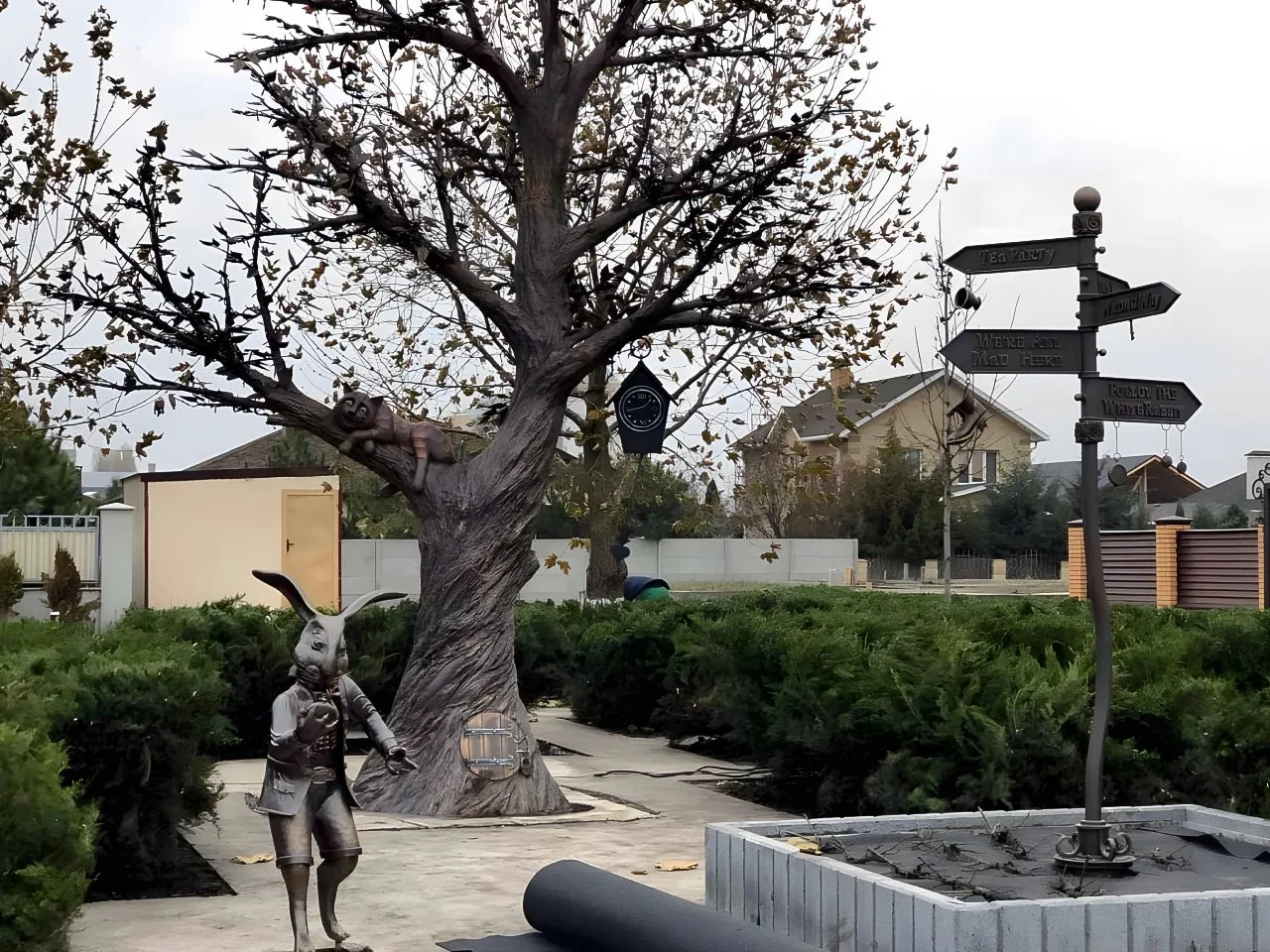 Kuta Instalacja - Alicja w Krainie Czarów