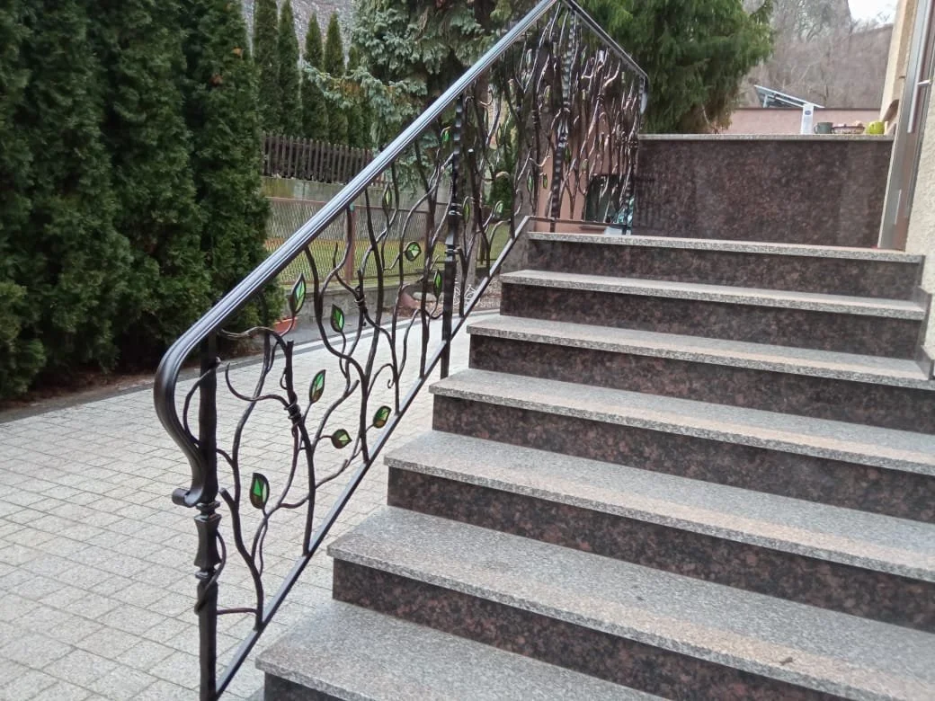 Schody granitowe z balustradą kuta - witraże