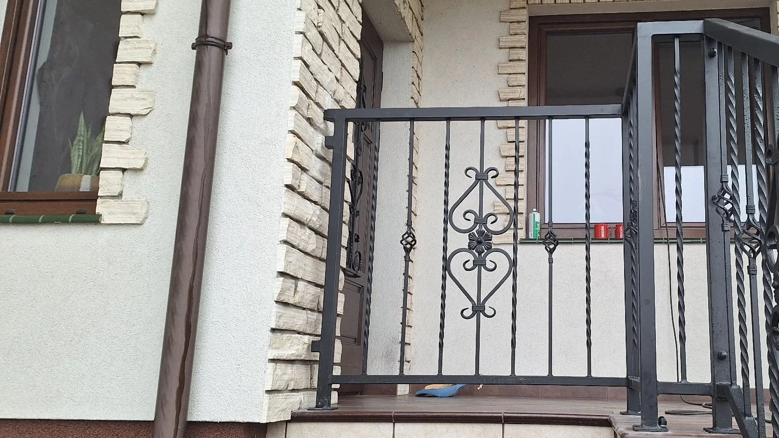 Schody wejściowe z balustradą kuta - Klasyczna elegancja