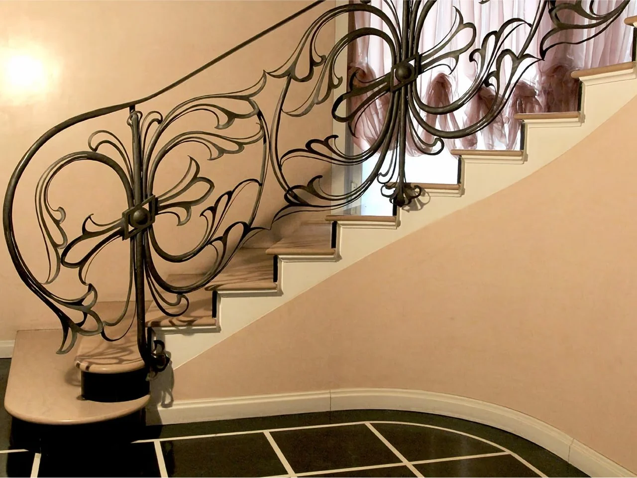 Schody Wewnętrzne z Balustradą w Stylu Art Deco