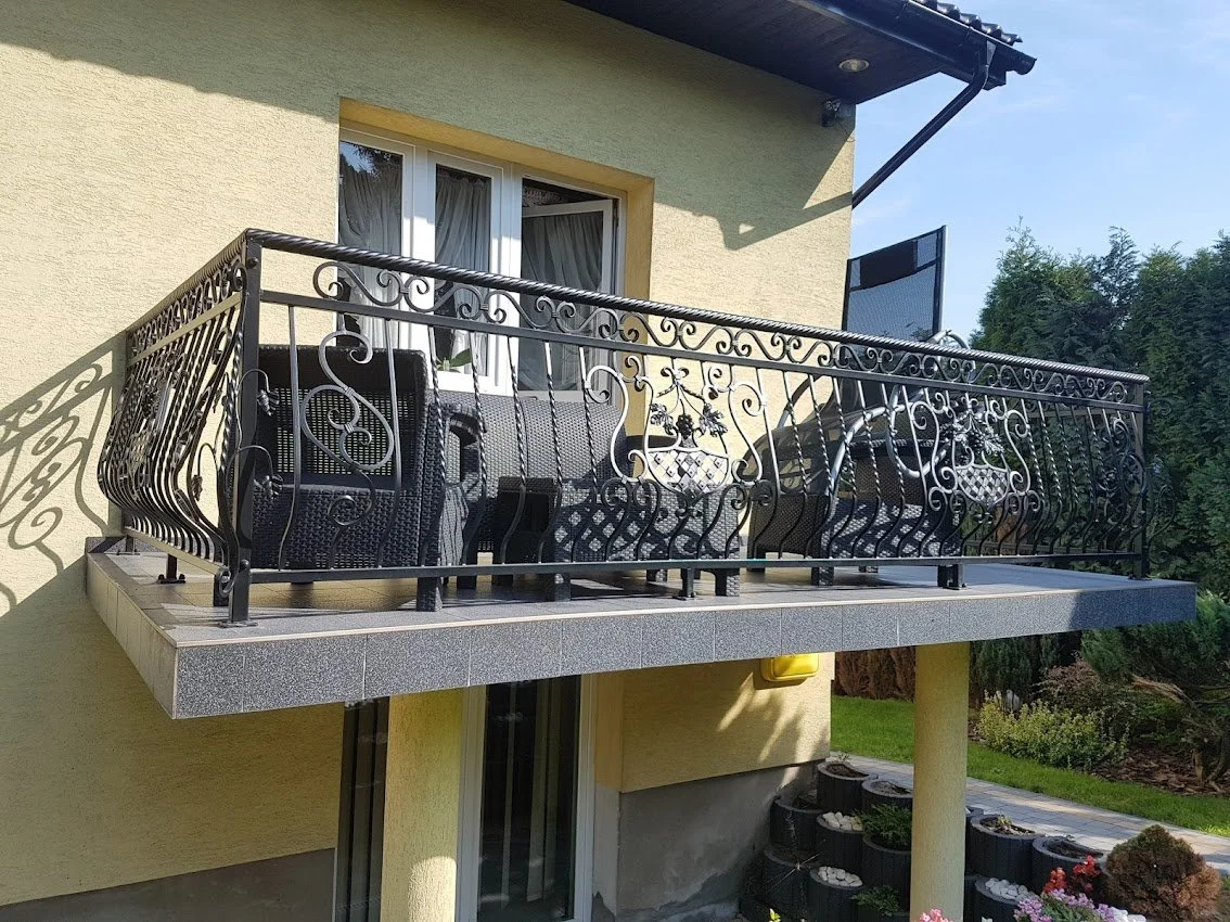 Schody zewnętrzne z balustradą kuta - winorośl