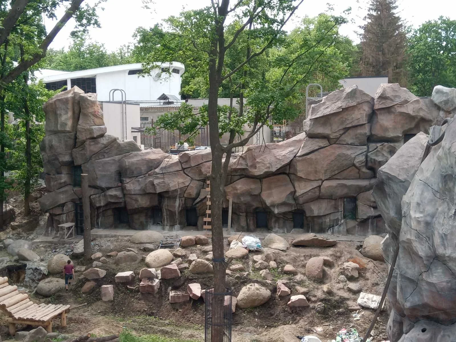 Ściana skalna z betonu - aranżacja krajobrazu