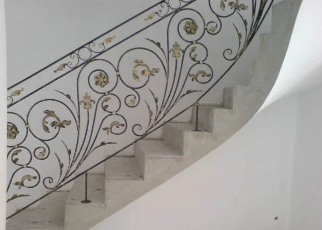 Secesyjna Balustrada Schodowa - Złote Kwiaty