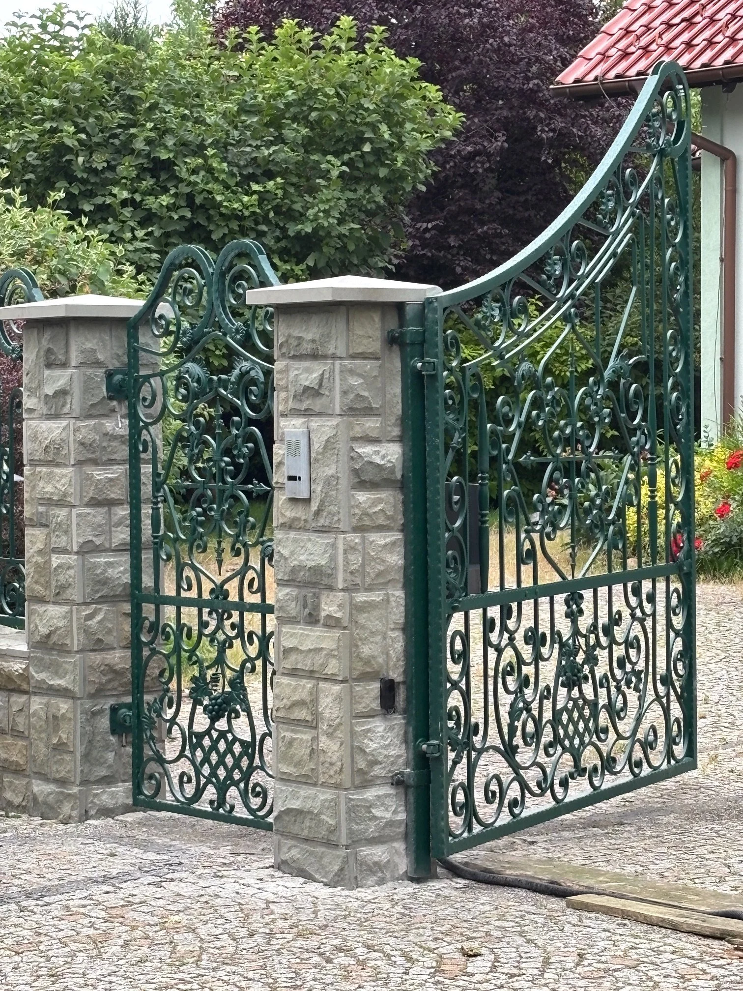 Skrzydło bramy zielone kute - Detal