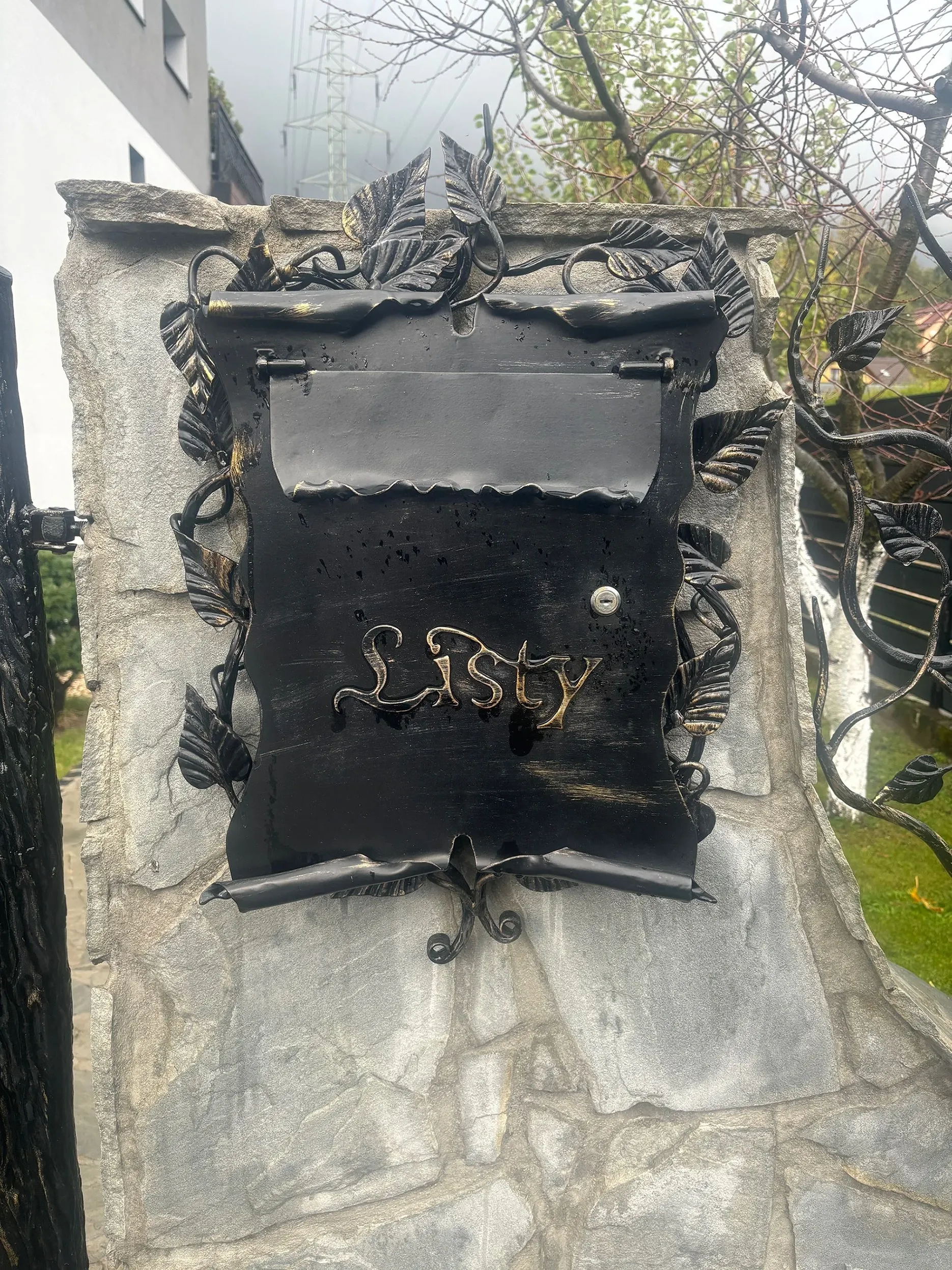 Skrzynka na Listy Artystyczna - Detal 'Listy'