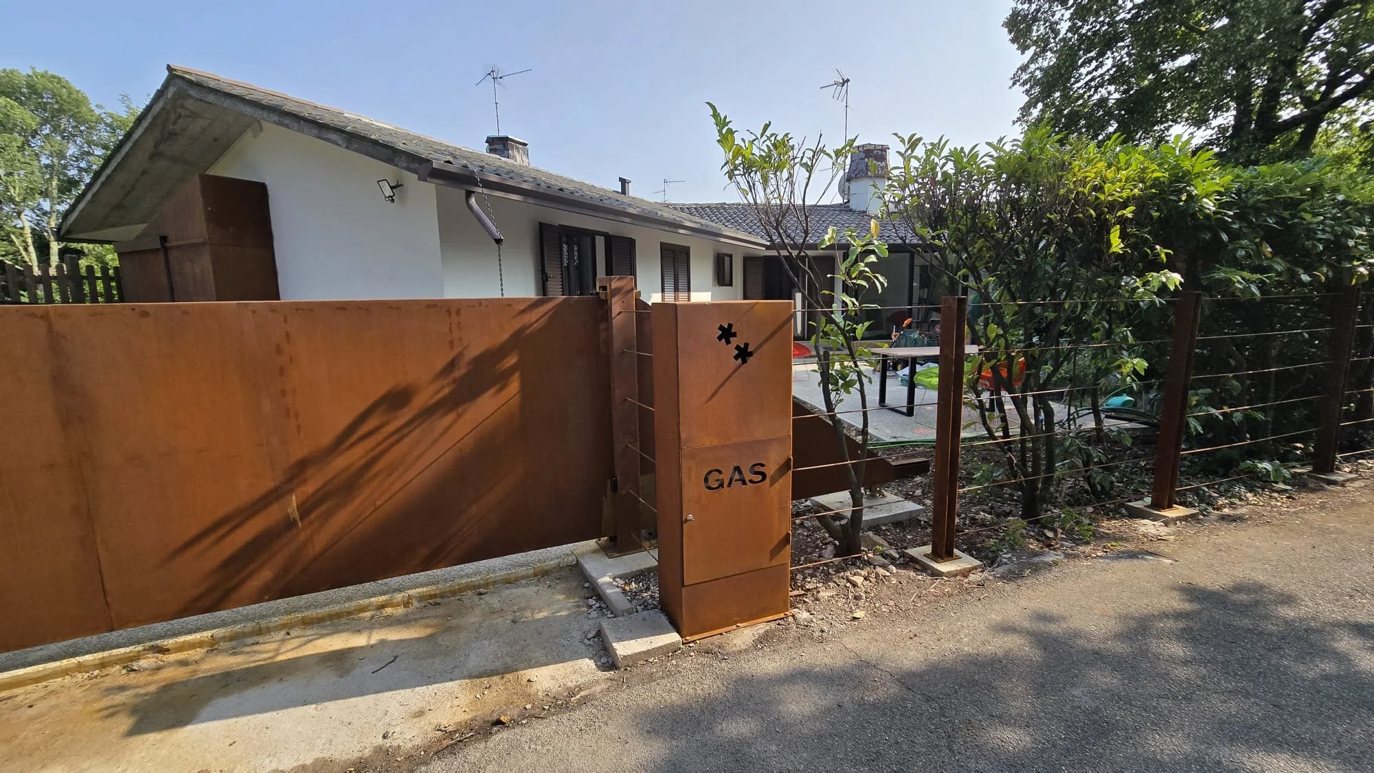 Słupek multimedialny Corten - GAS