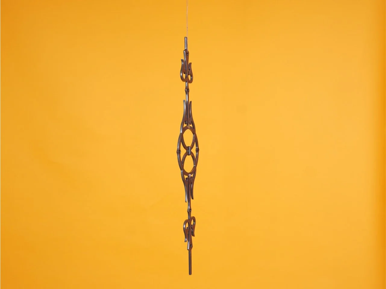 Smukły profil secesyjnego detalu z metalu