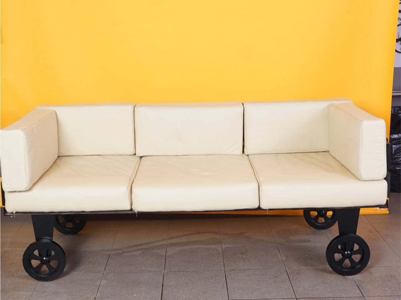 Sofa projektowa - Stal, drewno, skóra