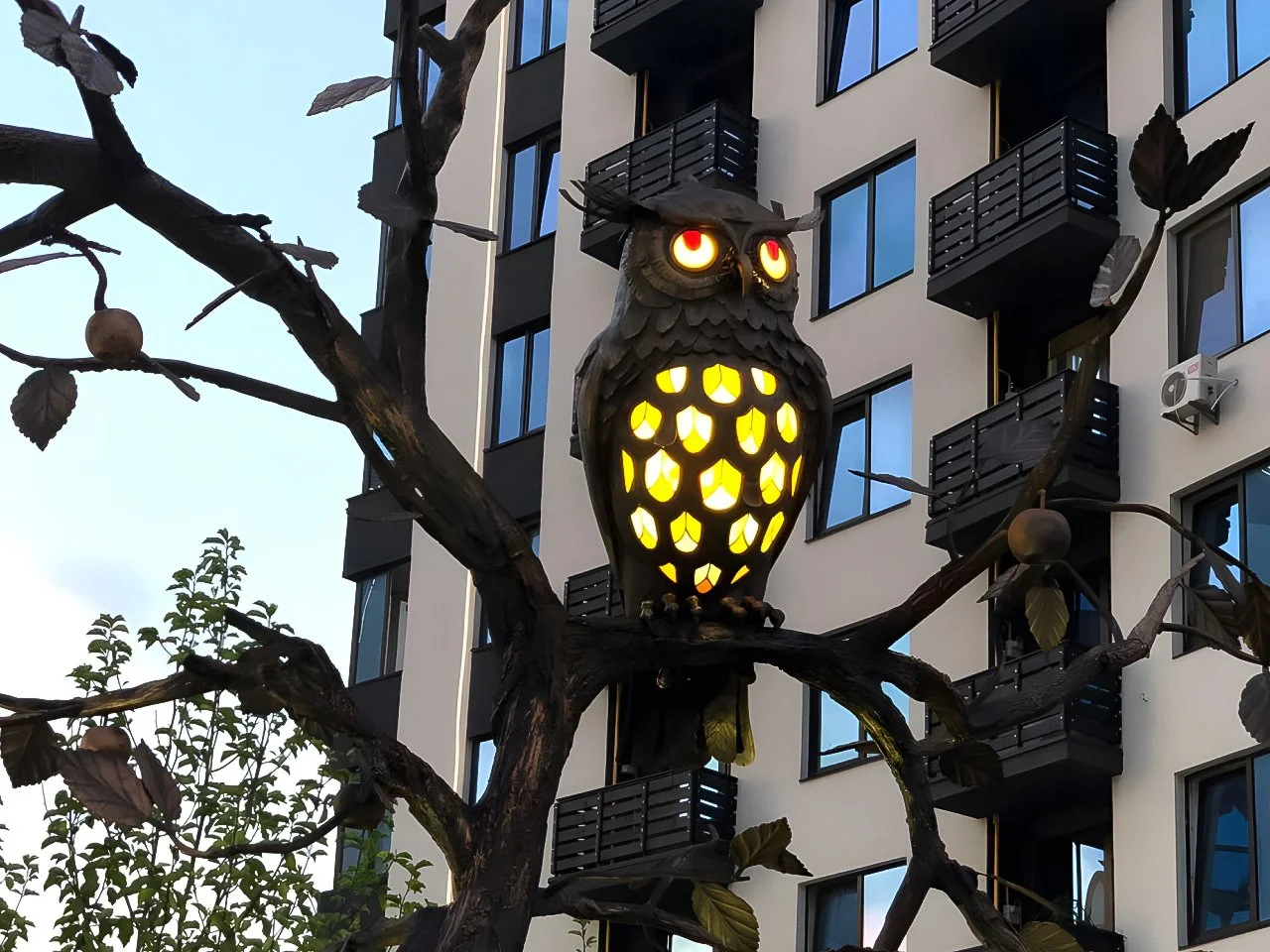 Sowa Rzeźba Kuta na Drzewie