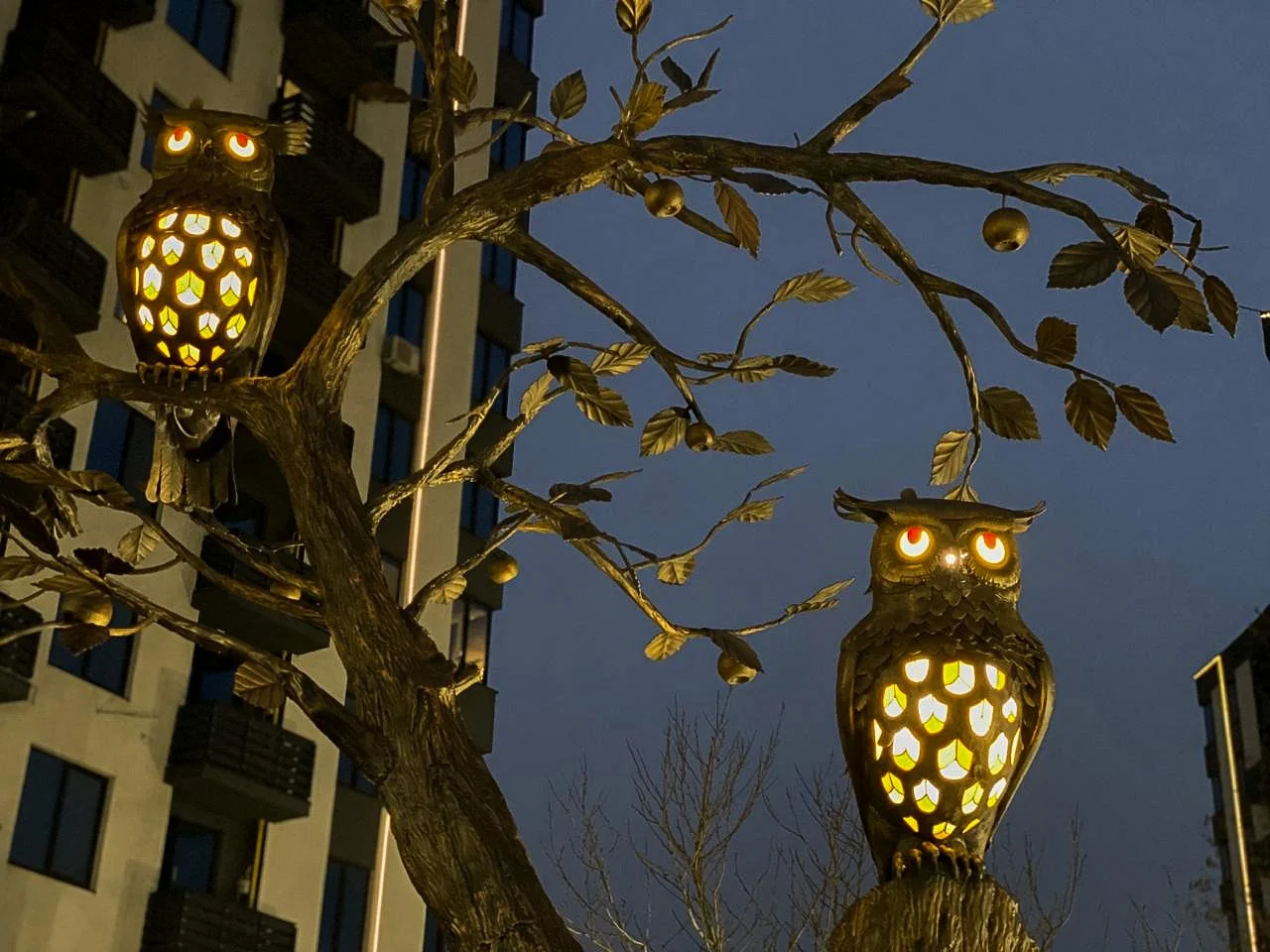 Sowy na Metalowym Drzewie - Kompozycja