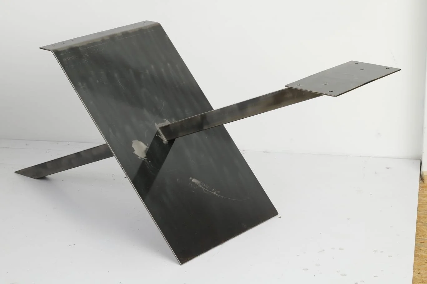 Stalowa konstrukcja stołu - Detal spoiny