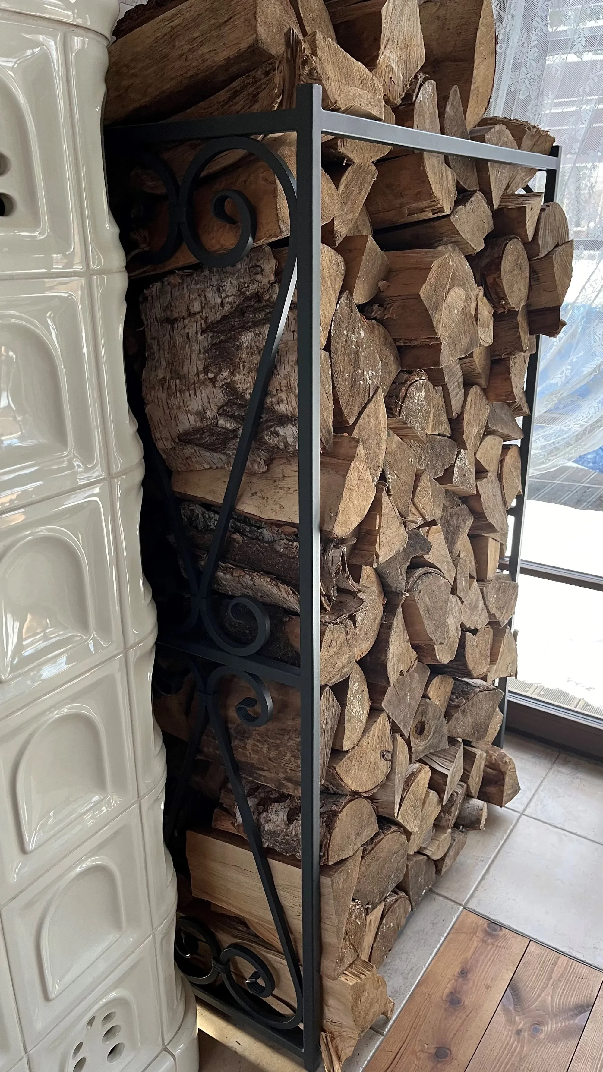 Stojak na drewno kuty - czarny mat