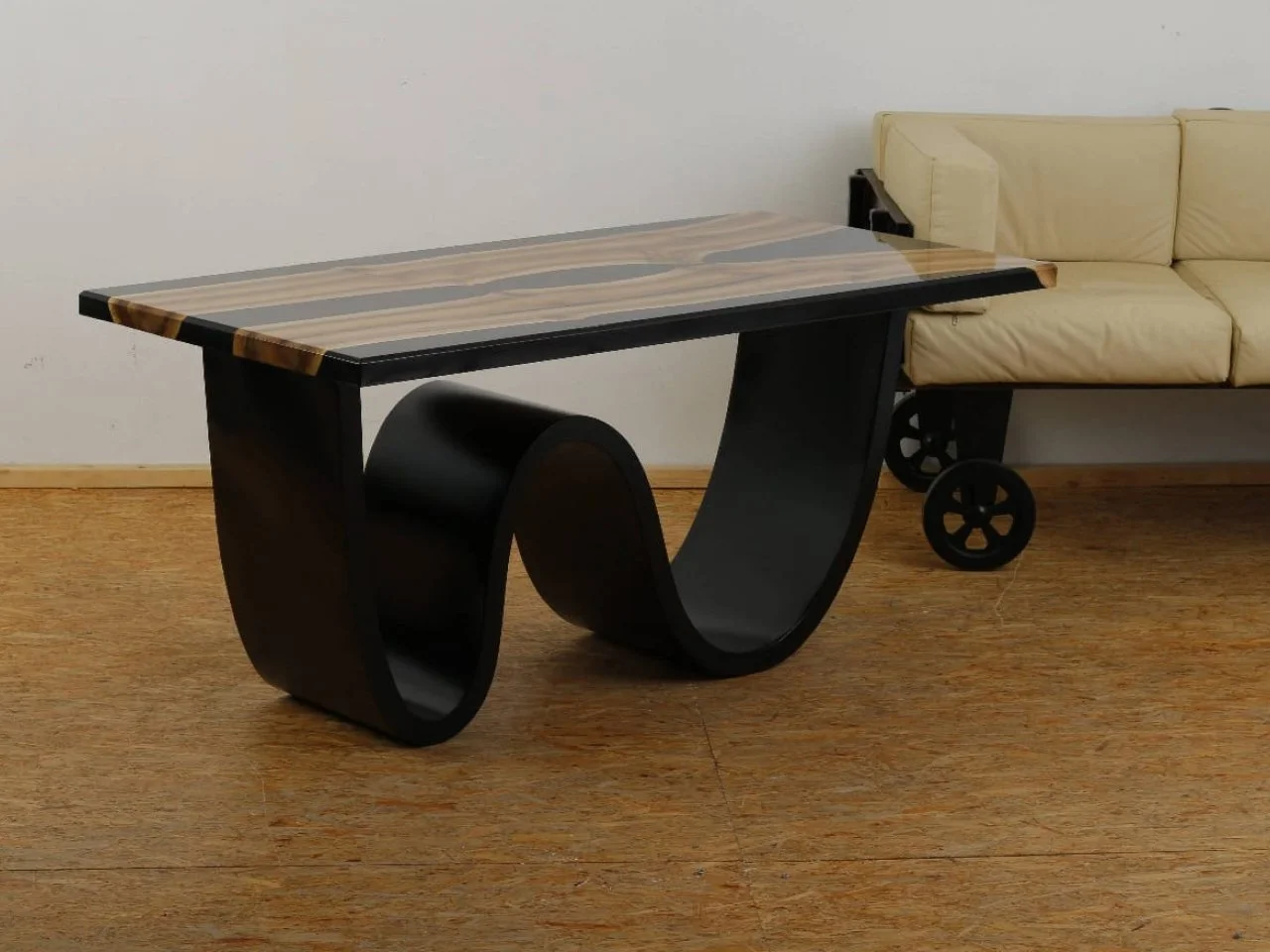 Stół z czarną żywicą - Unikalna forma nogi