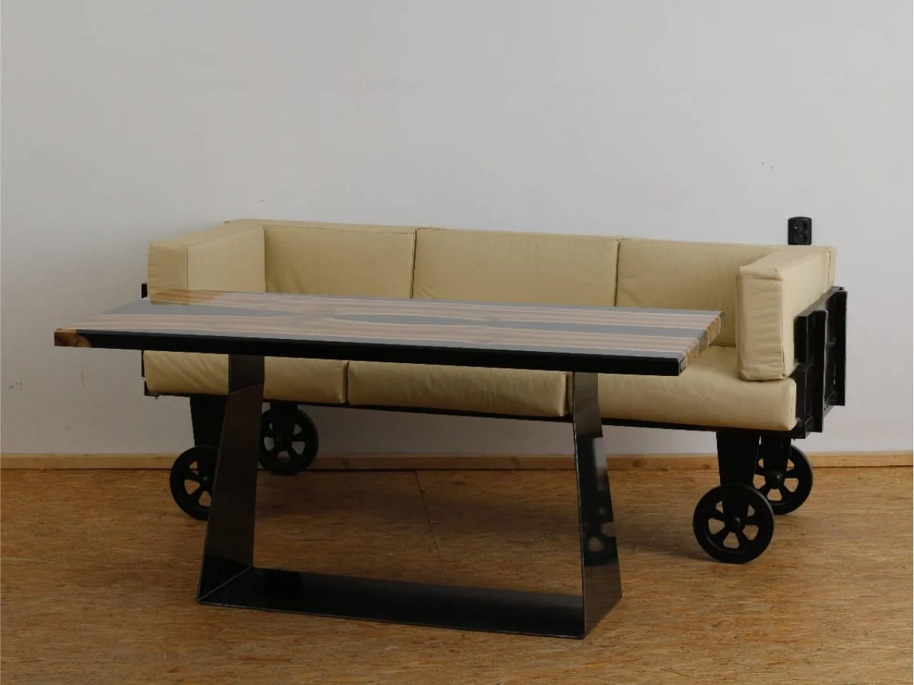 Stół z żywicą i sofa industrialna - Komplet