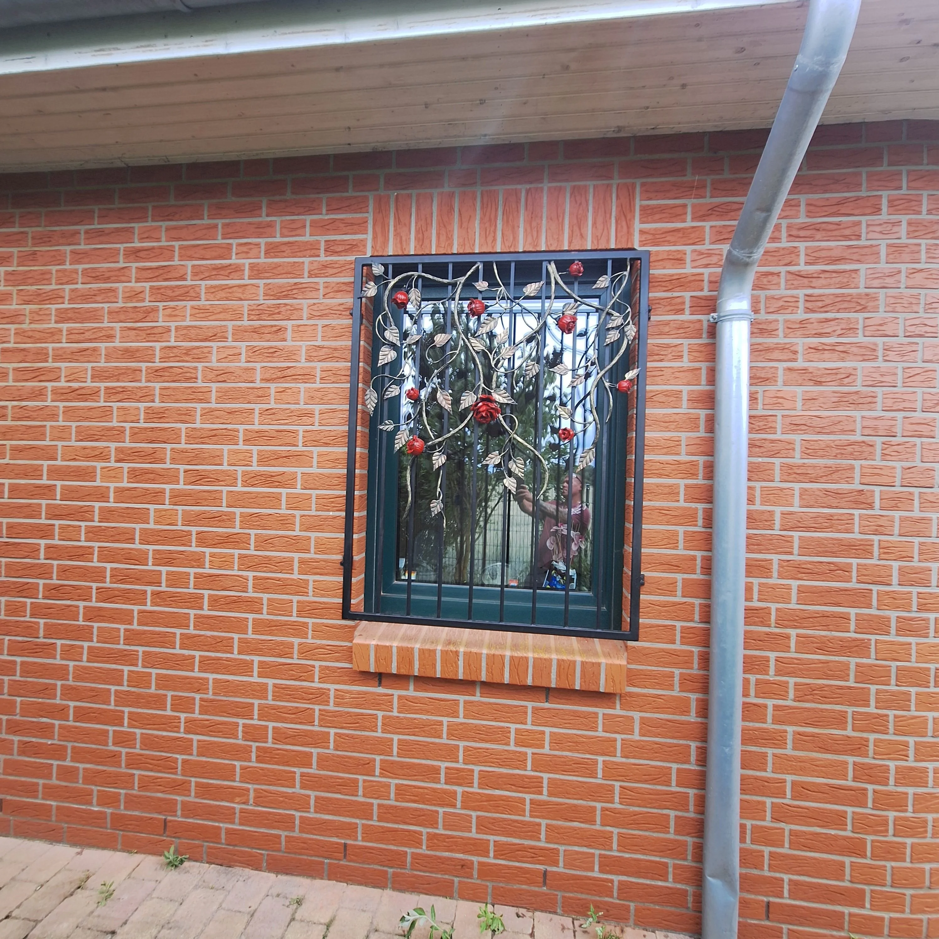 Ręcznie Wykuwana Krata Okienna – Elegancja w Każdym Detalu