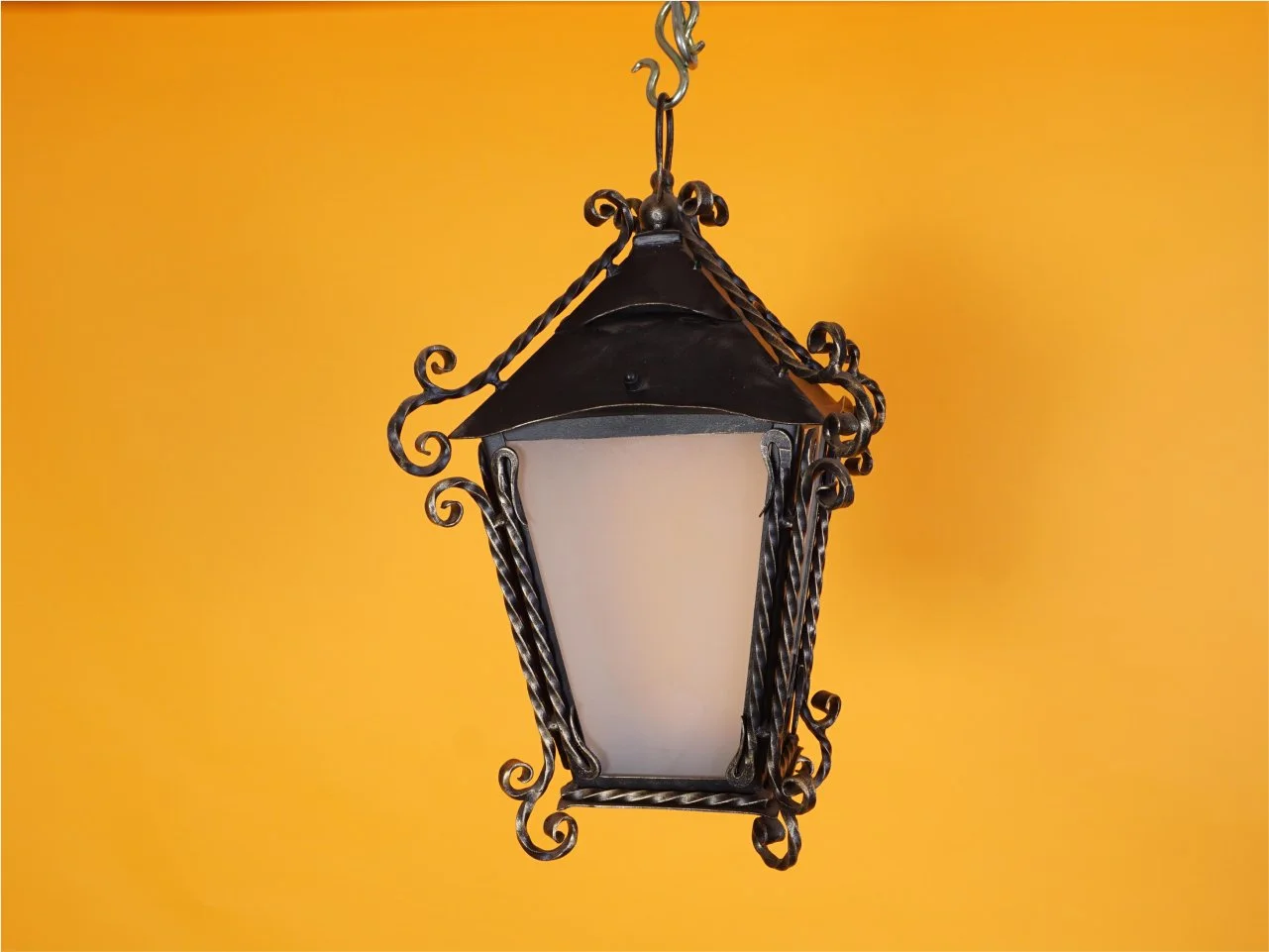 Stylowa oprawa świetlna kuta ręcznie