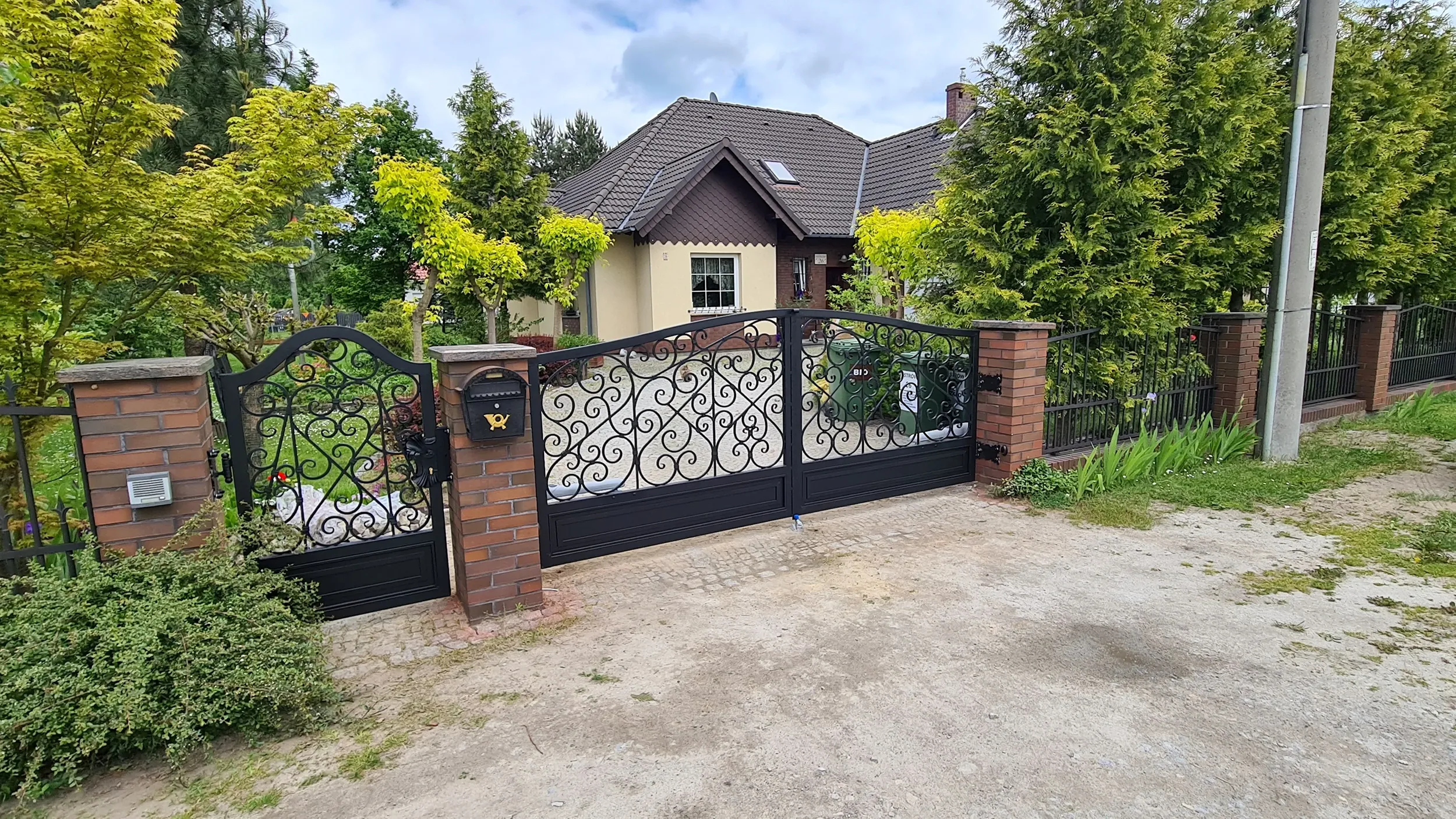 Stylowy zestaw brama i furtka kuta