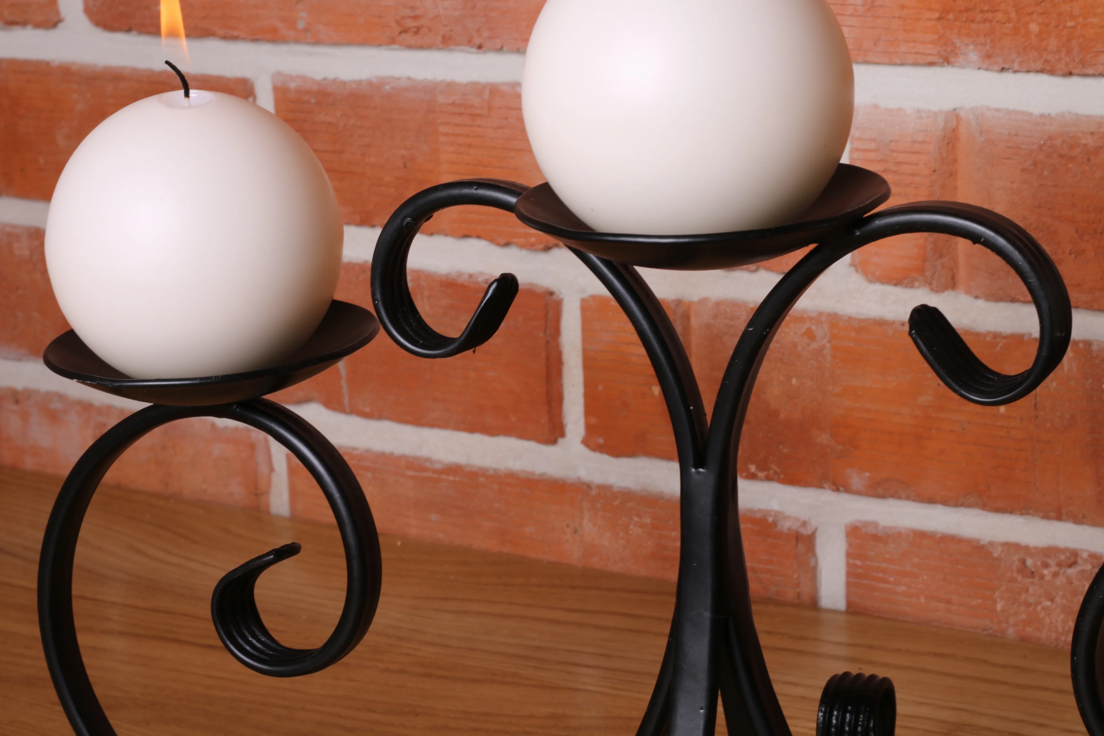 Świecznik kuty 'Kule' - aranżacja pojedyncza