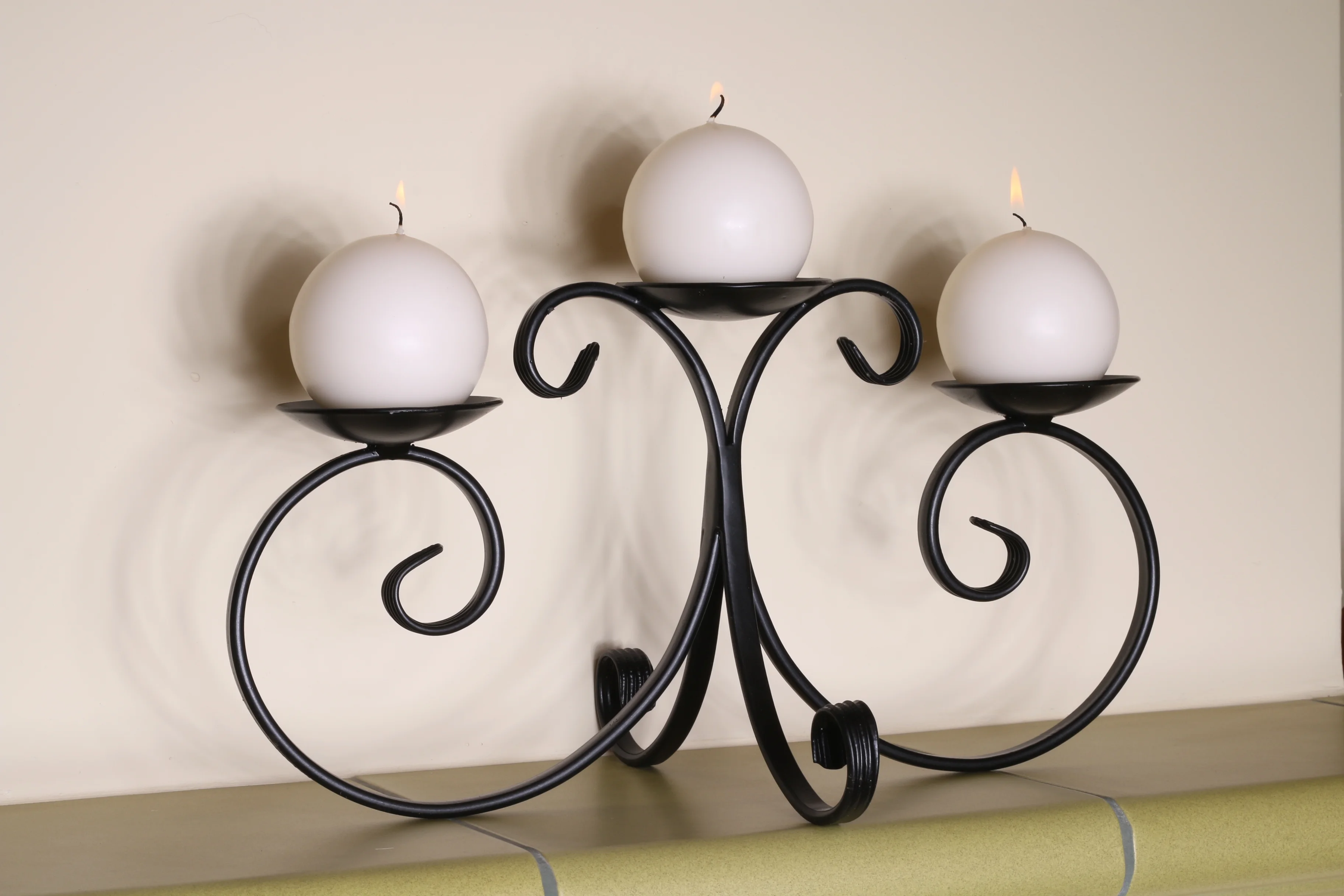 Świecznik kuty trójramienny 'Kule' - widok od frontu