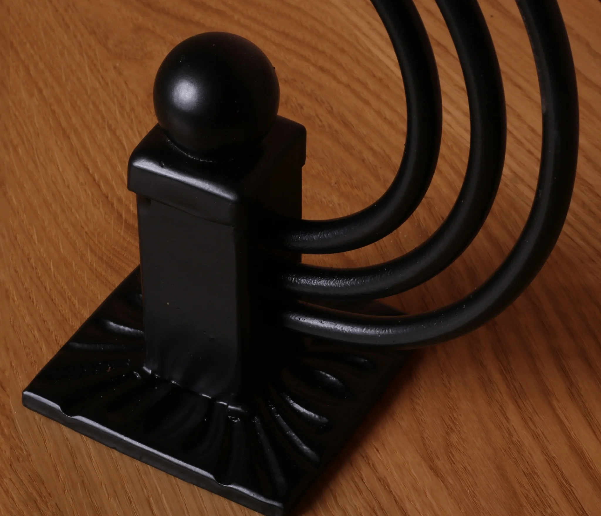 Świecznik kuty potrójny z czarnymi różami