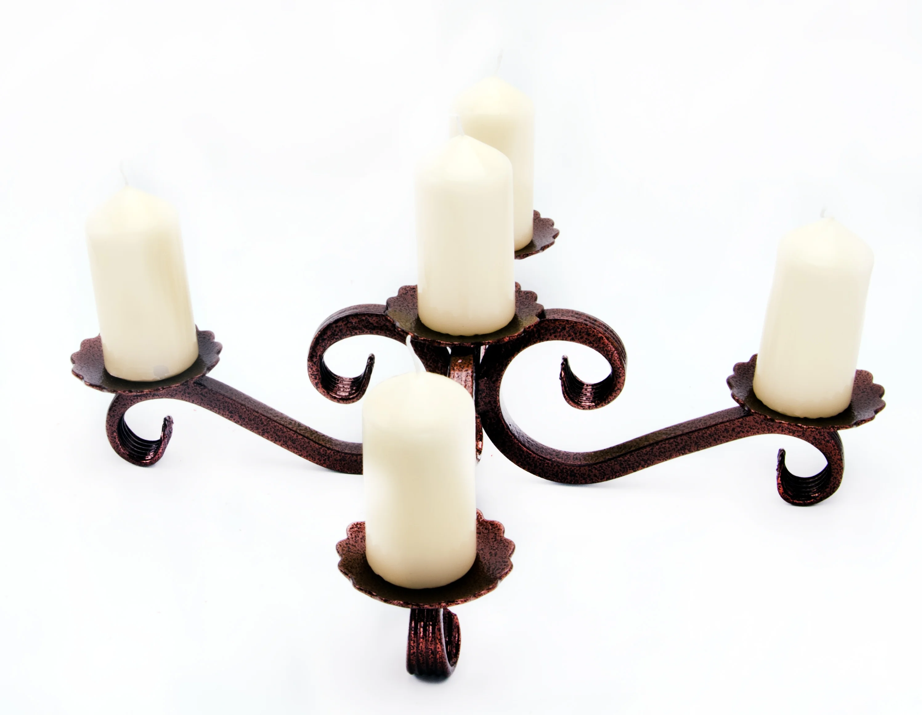 Świecznik kuty z białymi świecami - ujęcie ukośne