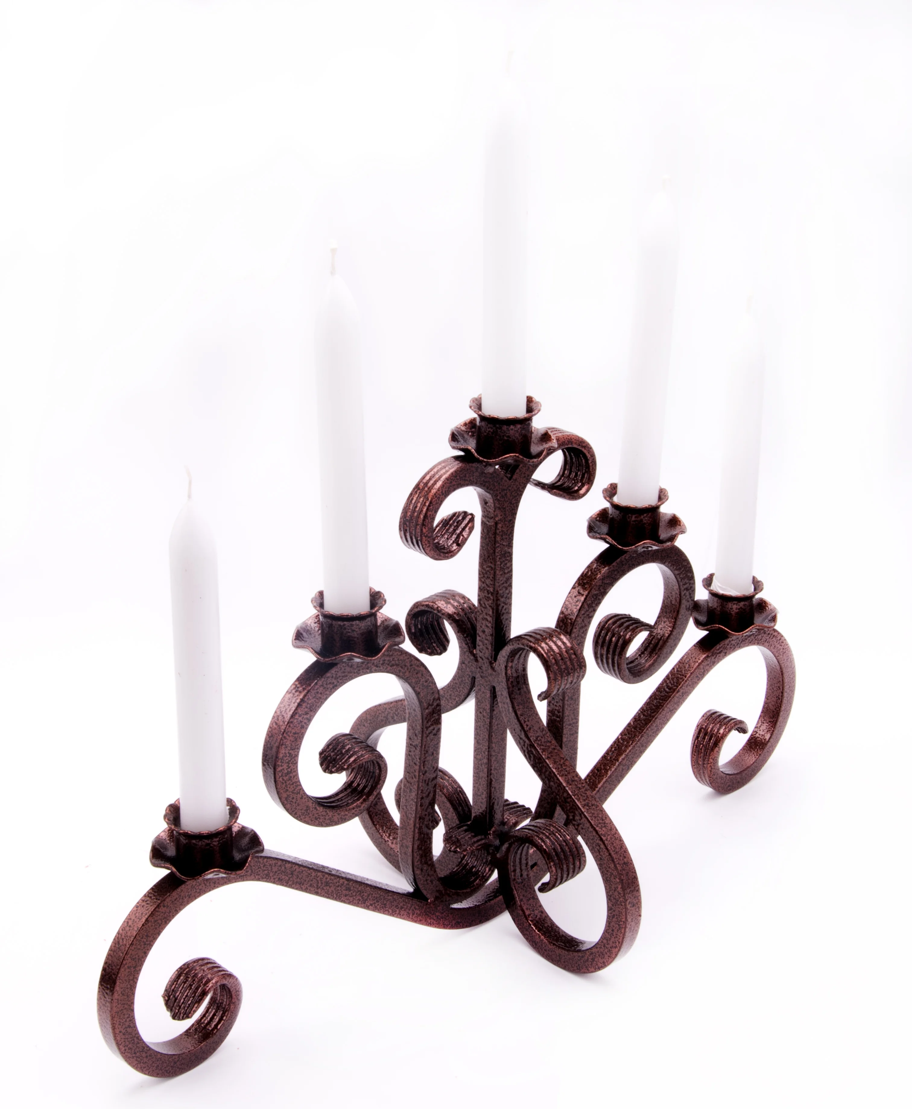 Świecznik kuty - widok profilowy z białymi świecami