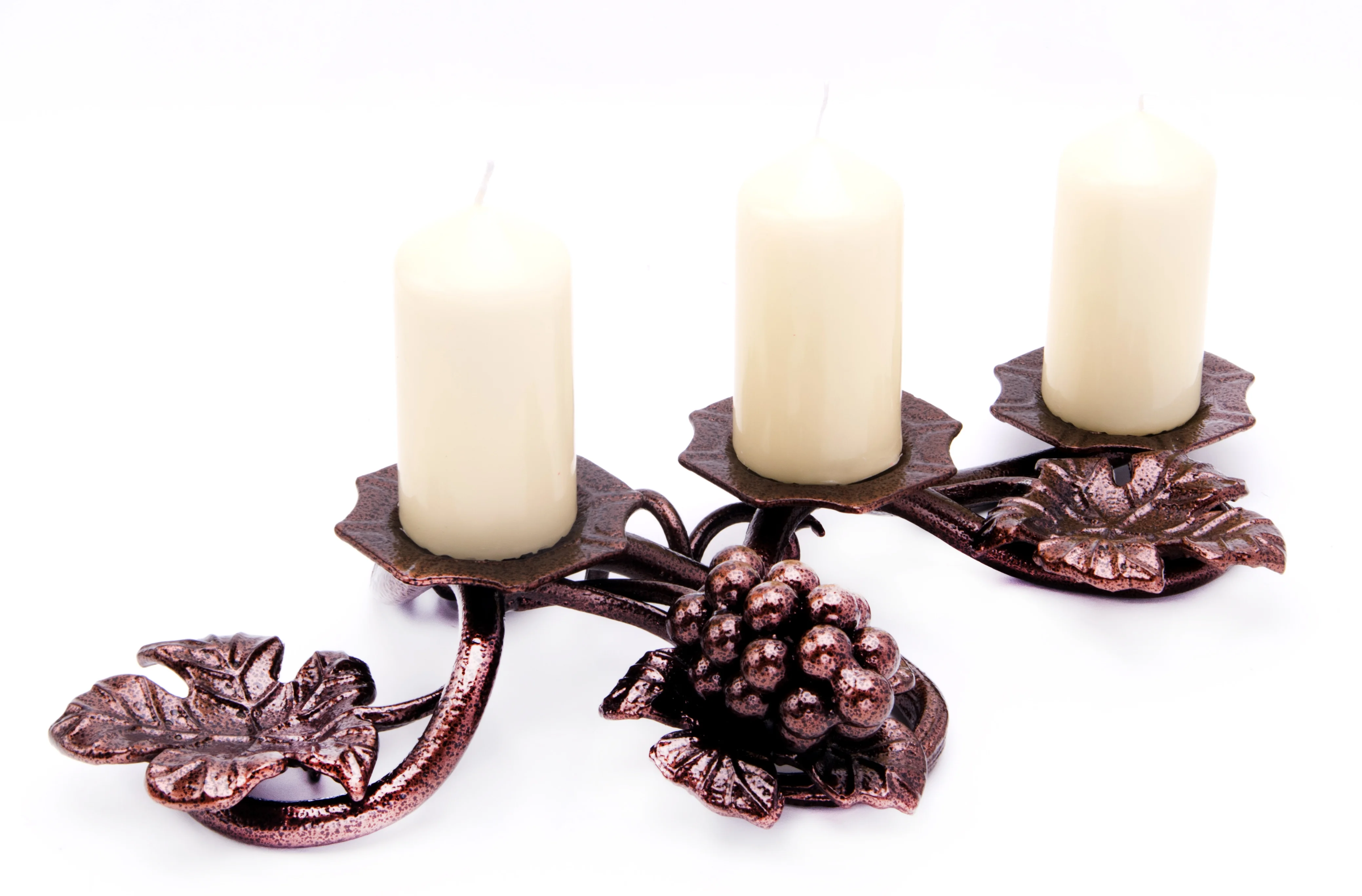 Świecznik kuty trójramienny z motywem winogron - białe świece